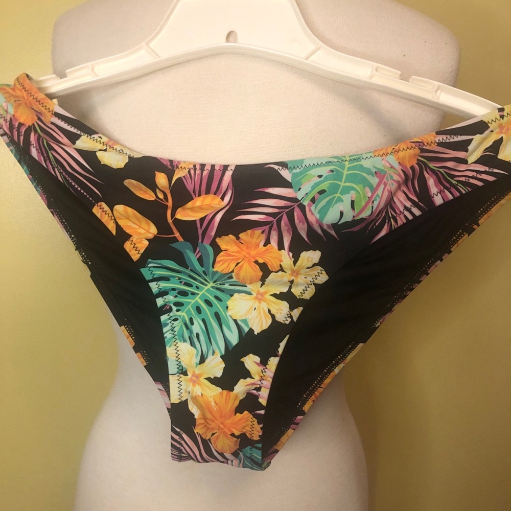 Kona Sol 💐Large bikini bottom. NWT
